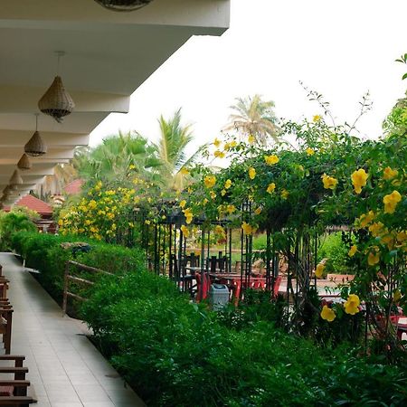 Bamboo Garden Hotel Serrekunda Bagian luar foto
