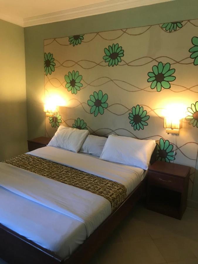 Bamboo Garden Hotel Serrekunda Bagian luar foto