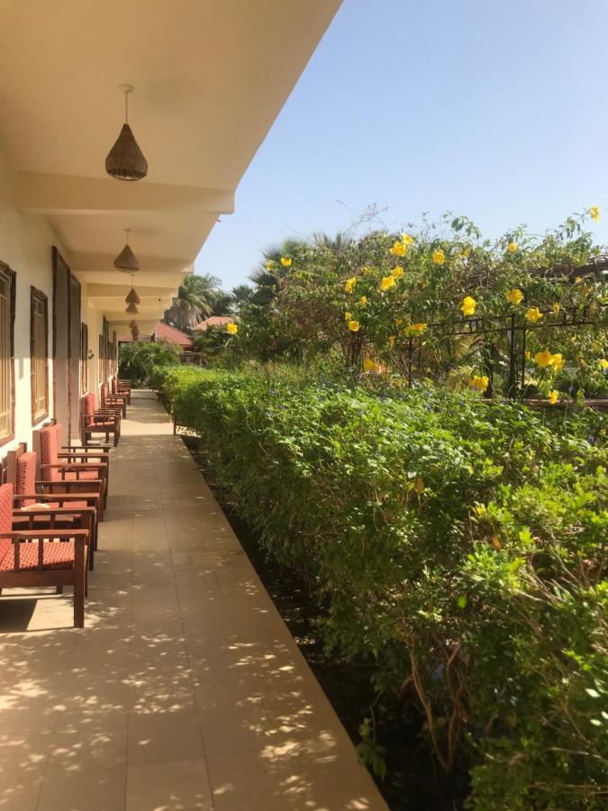Bamboo Garden Hotel Serrekunda Bagian luar foto