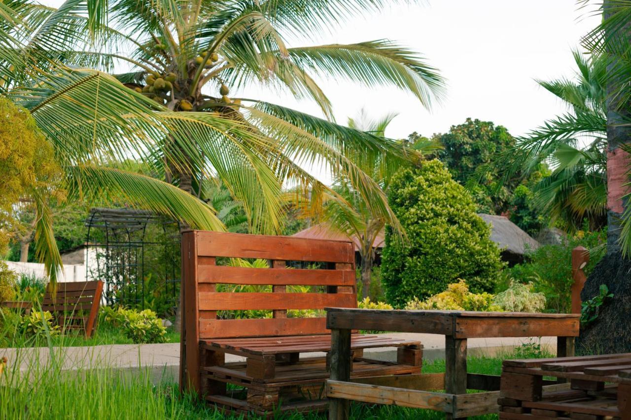 Bamboo Garden Hotel Serrekunda Bagian luar foto