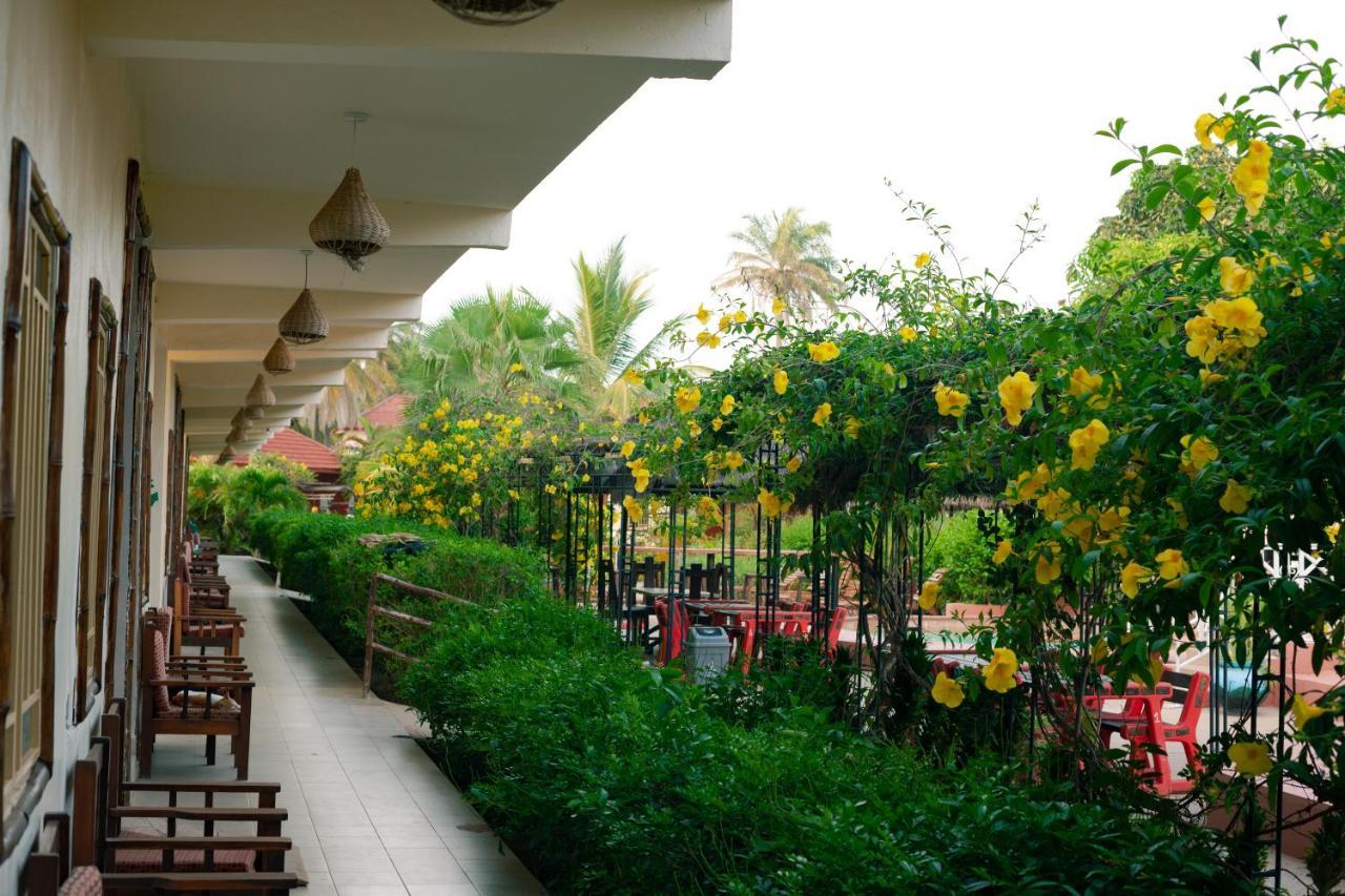 Bamboo Garden Hotel Serrekunda Bagian luar foto