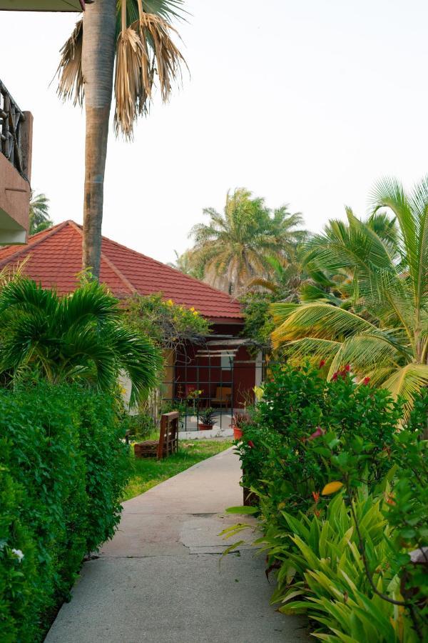 Bamboo Garden Hotel Serrekunda Bagian luar foto