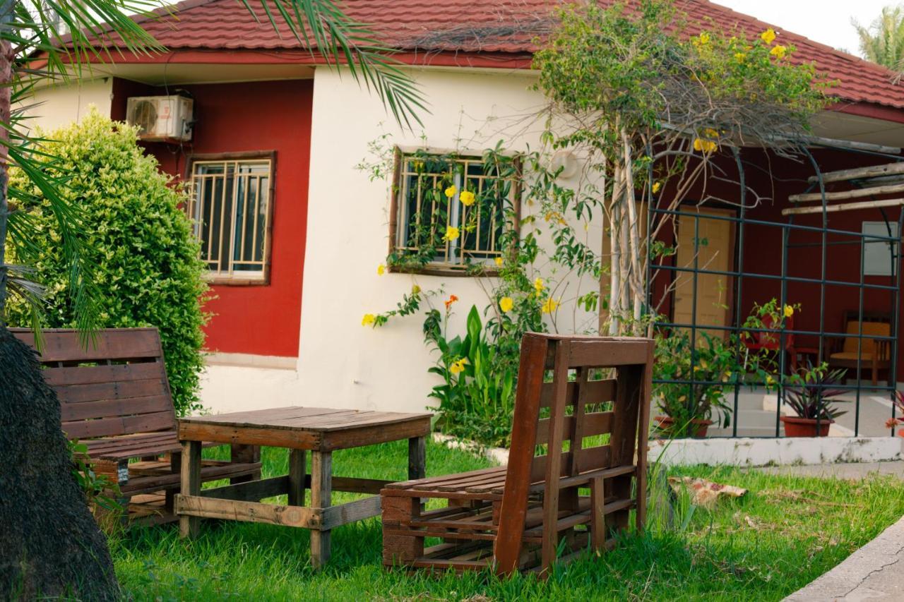 Bamboo Garden Hotel Serrekunda Bagian luar foto