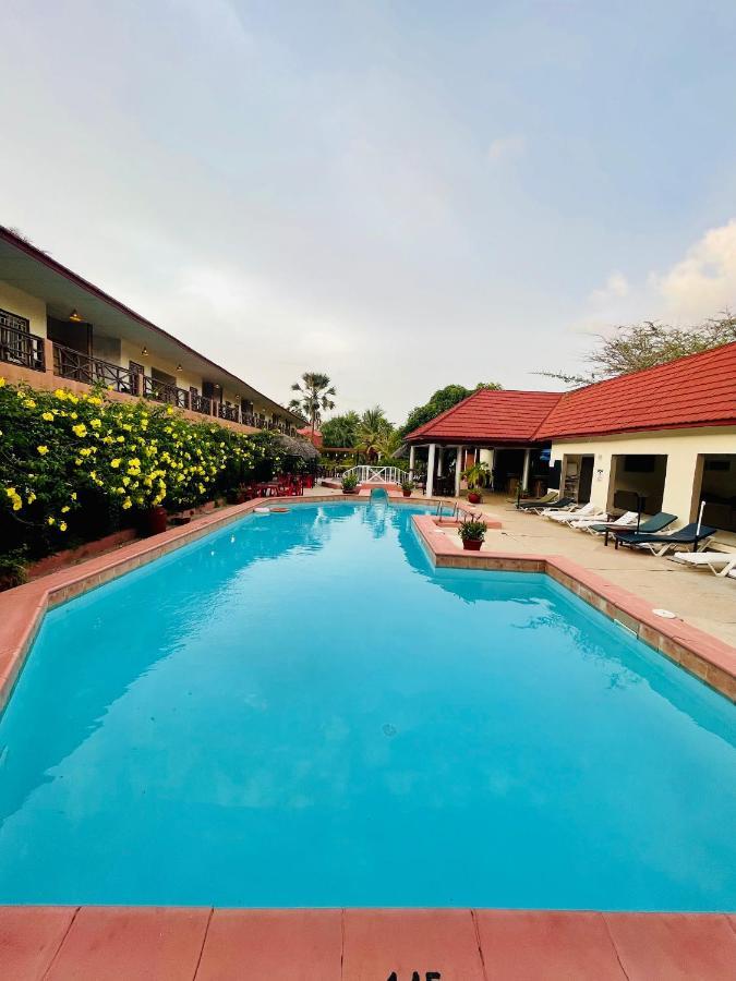 Bamboo Garden Hotel Serrekunda Bagian luar foto