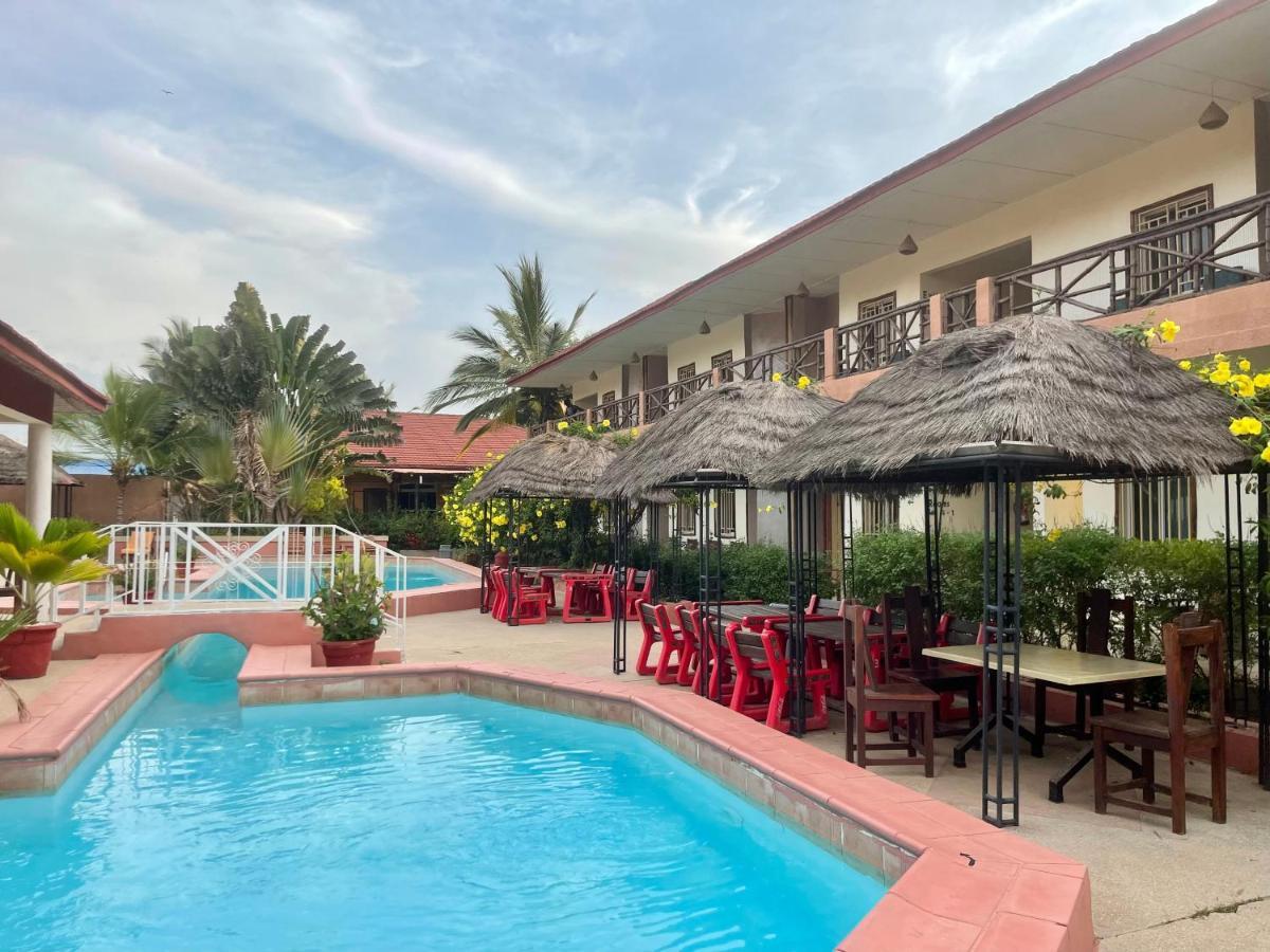 Bamboo Garden Hotel Serrekunda Bagian luar foto
