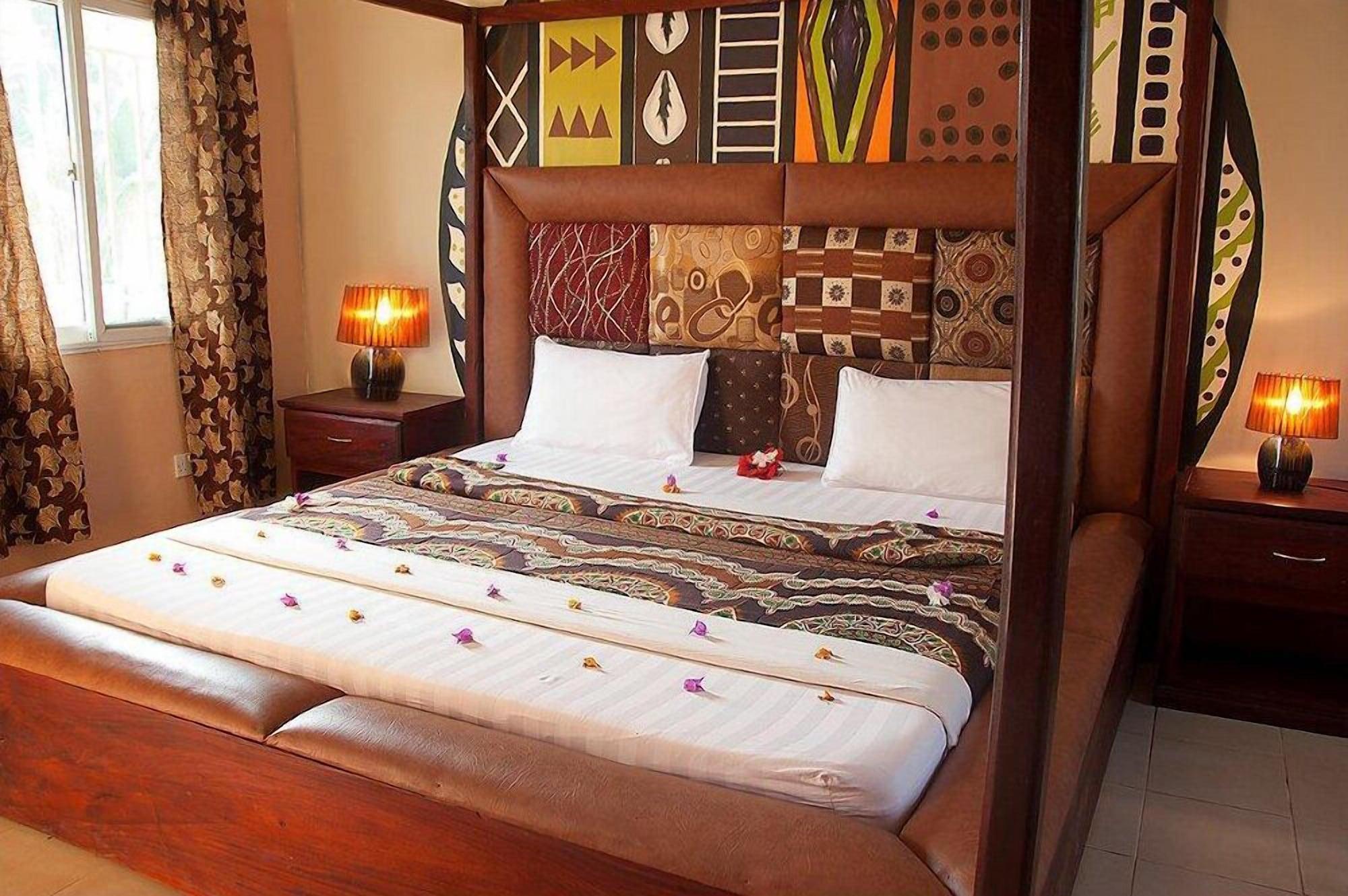 Bamboo Garden Hotel Serrekunda Bagian luar foto