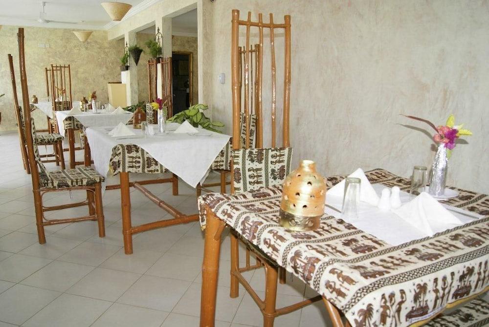 Bamboo Garden Hotel Serrekunda Bagian luar foto