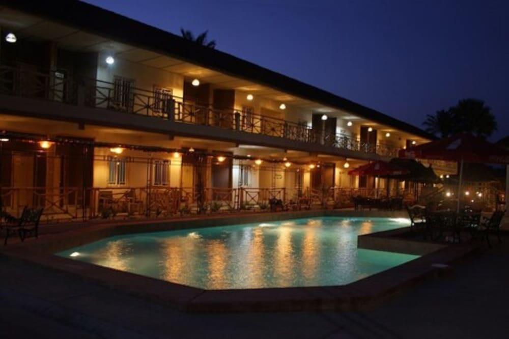 Bamboo Garden Hotel Serrekunda Bagian luar foto