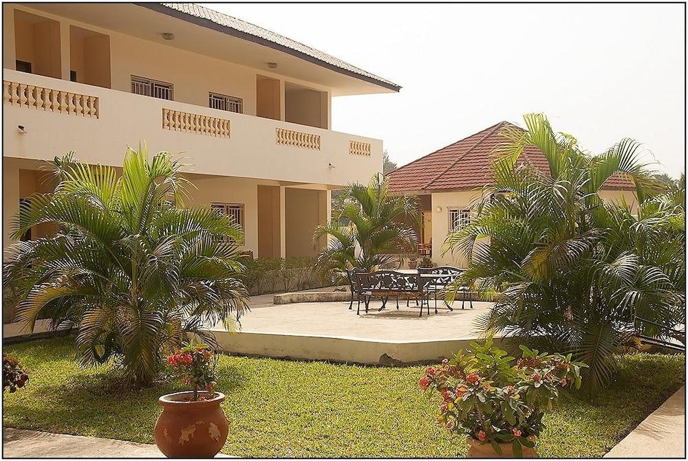 Bamboo Garden Hotel Serrekunda Bagian luar foto
