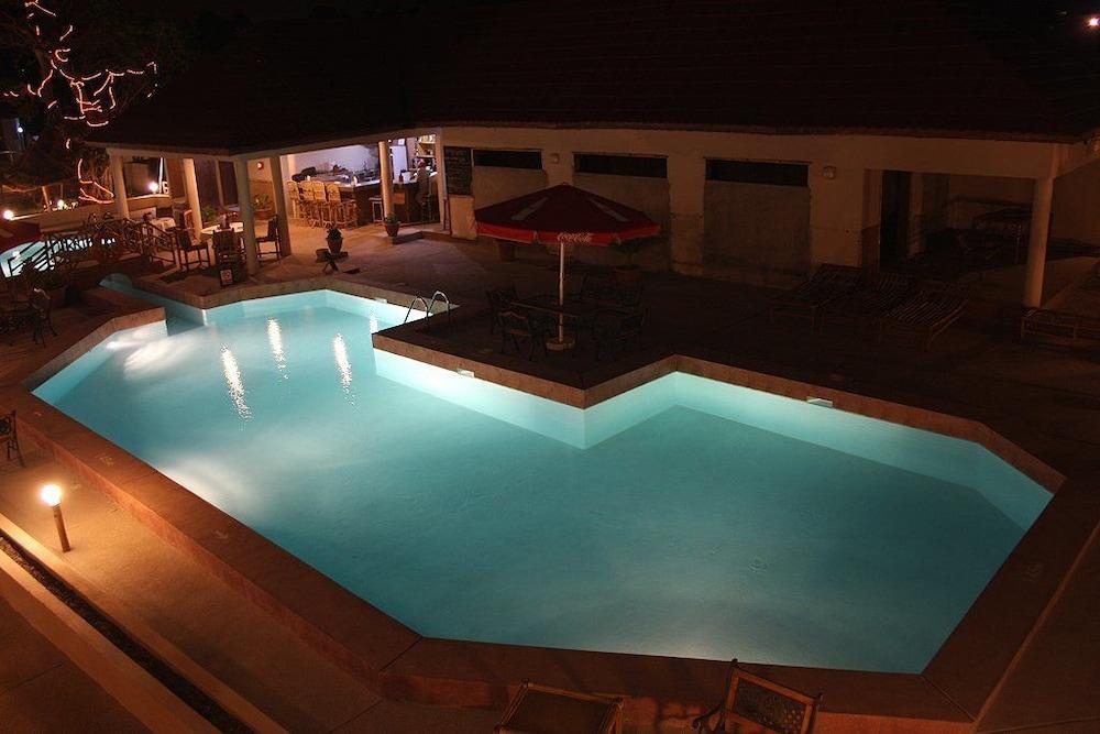 Bamboo Garden Hotel Serrekunda Bagian luar foto