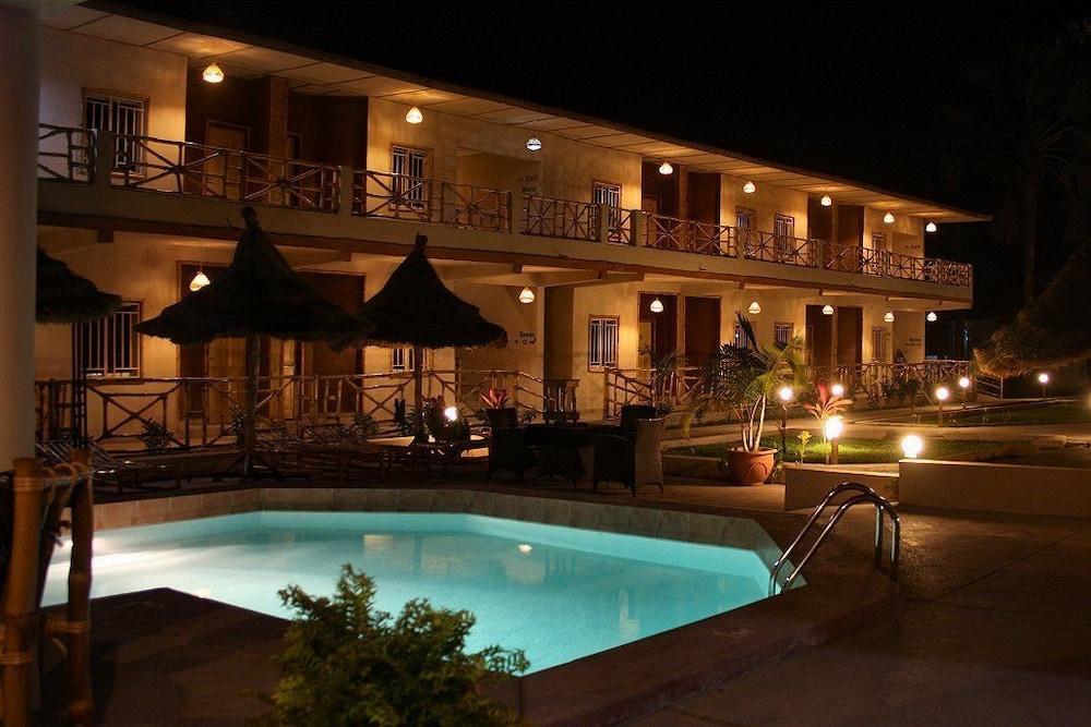 Bamboo Garden Hotel Serrekunda Bagian luar foto