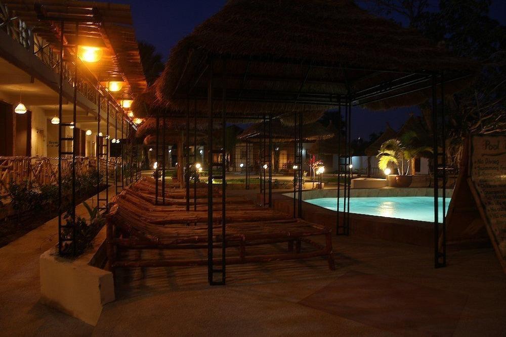 Bamboo Garden Hotel Serrekunda Bagian luar foto