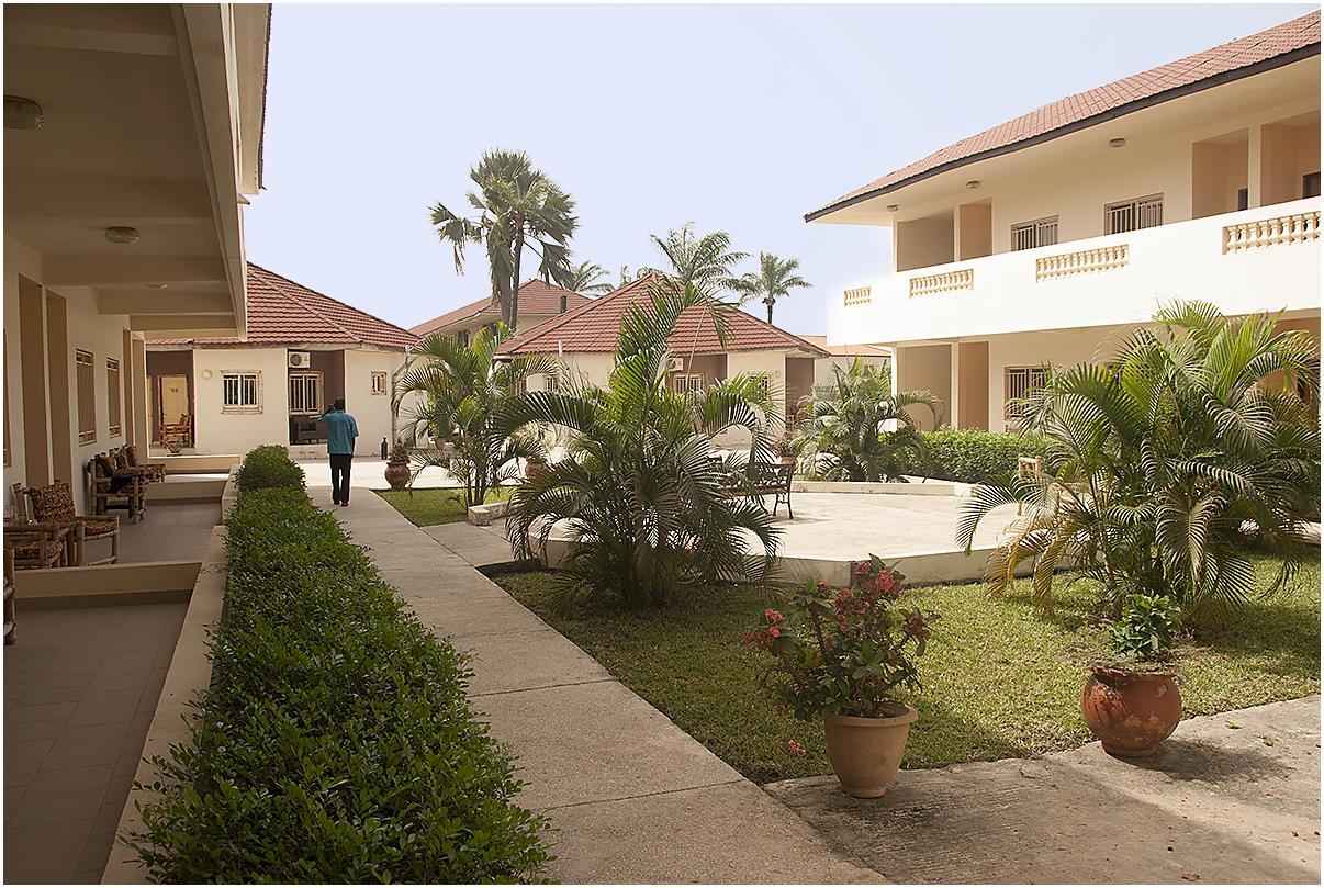 Bamboo Garden Hotel Serrekunda Bagian luar foto