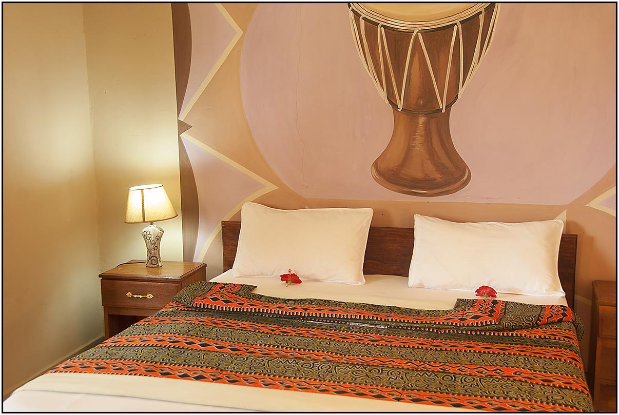 Bamboo Garden Hotel Serrekunda Bagian luar foto