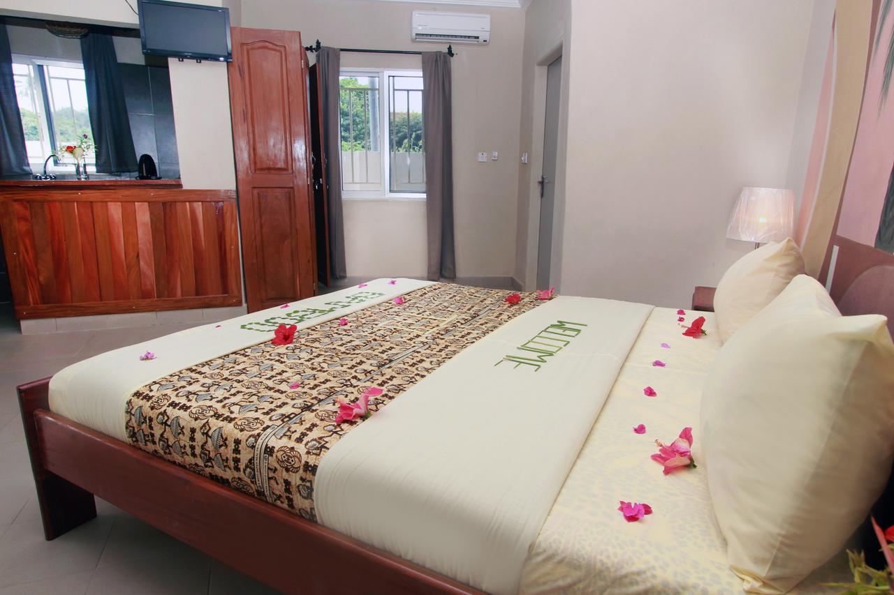 Bamboo Garden Hotel Serrekunda Bagian luar foto