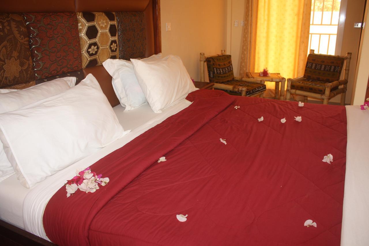 Bamboo Garden Hotel Serrekunda Bagian luar foto